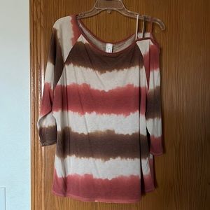 3/4 light sleeves with cute shoulder detail